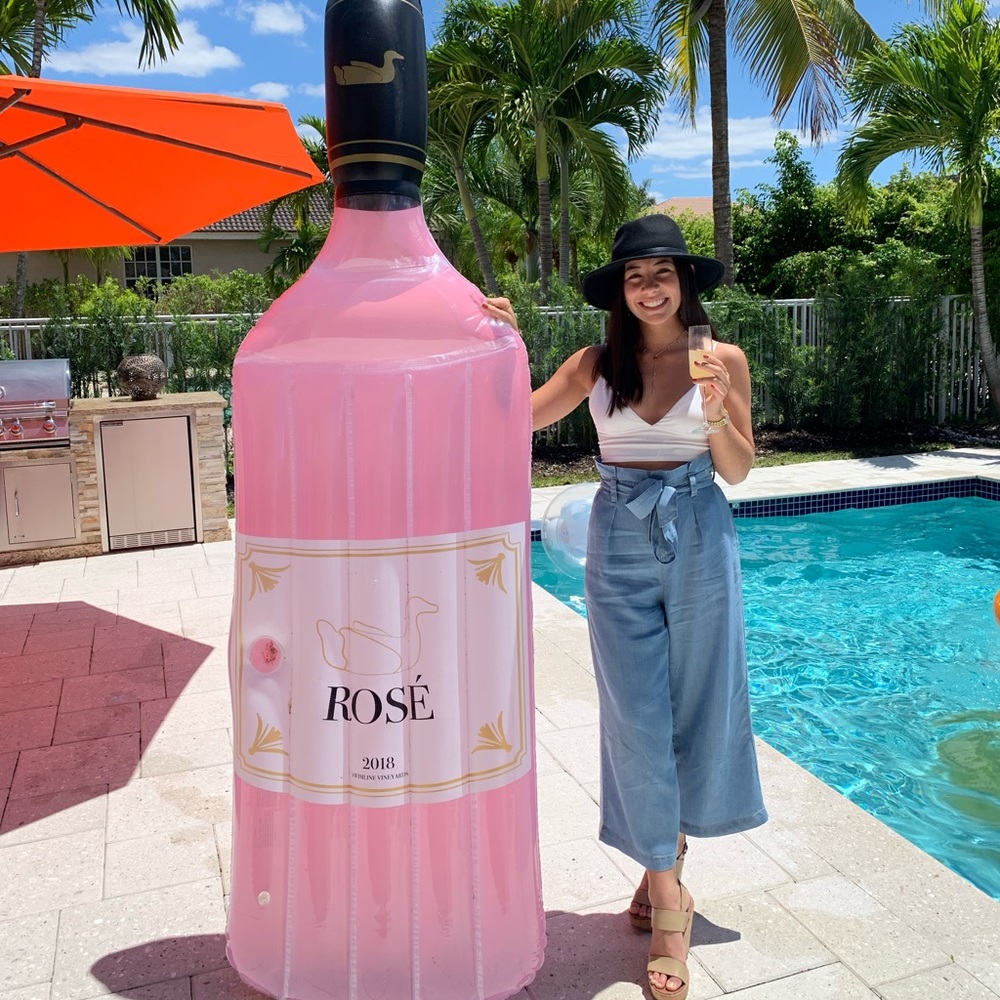 Hi, I’m Danny and this is my closet 💚